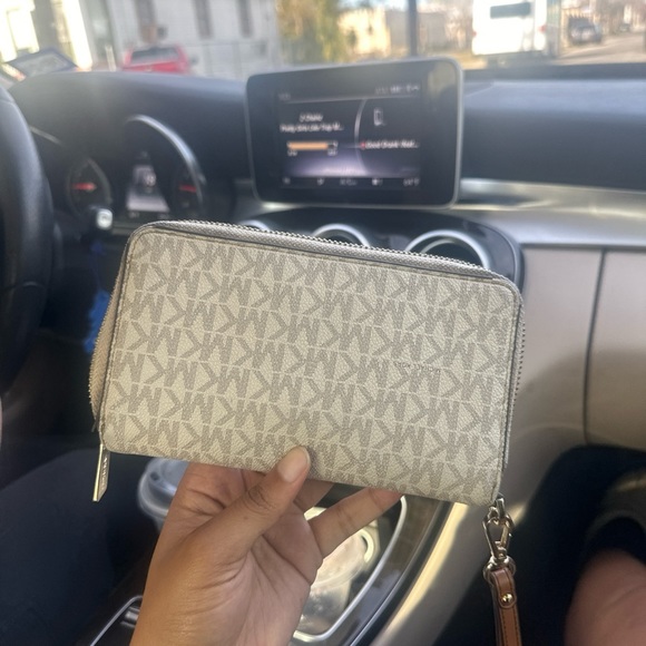 Michael Kors Large Logo Continental Wallet - Picture 3 of 3